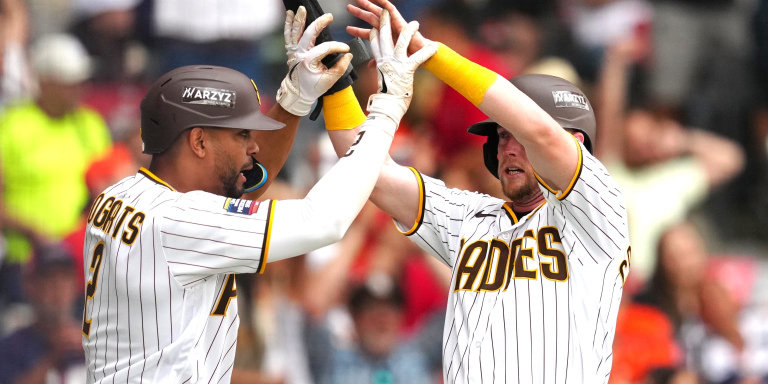 Padres rally in eighth to brush Mexico City Series