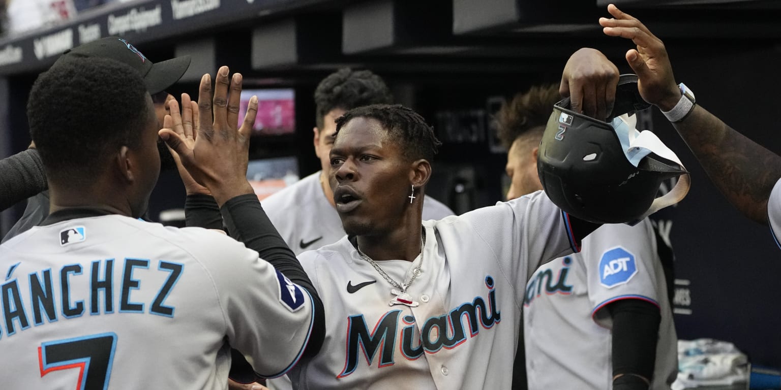 Marlins score all five runs in ninth, rally past Braves