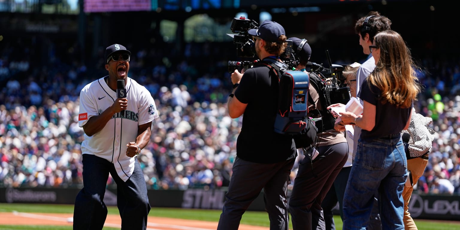 'U-S-A!' NFL QB throws out 1st pitch, hypes up Seattle crowd for World Cup