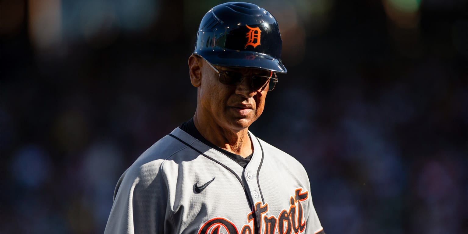 Tigers part ways with third-base coach Cora