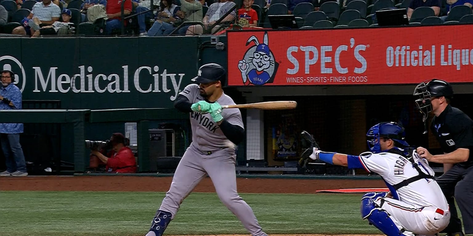 Domínguez exits with left elbow contusion after HBP