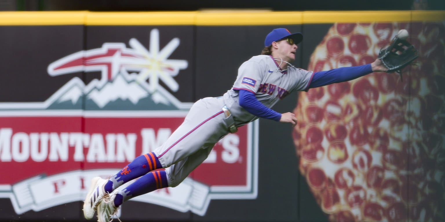 It's a bird, it's a plane, it's ... Carson Benge! Rookie goes all-out for crucial diving grab