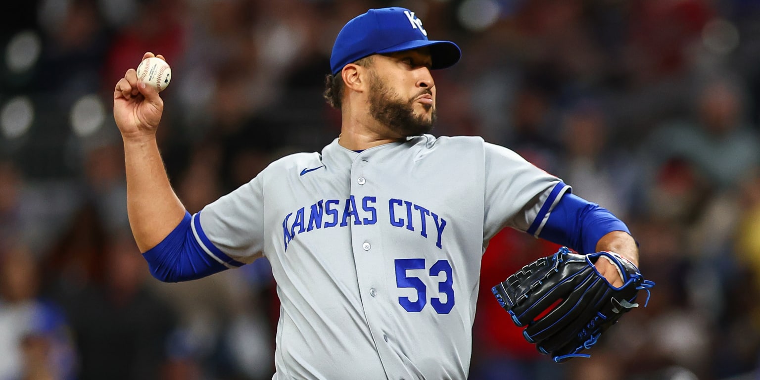 Royals closer Estévez placed on IL after taking comebacker off foot