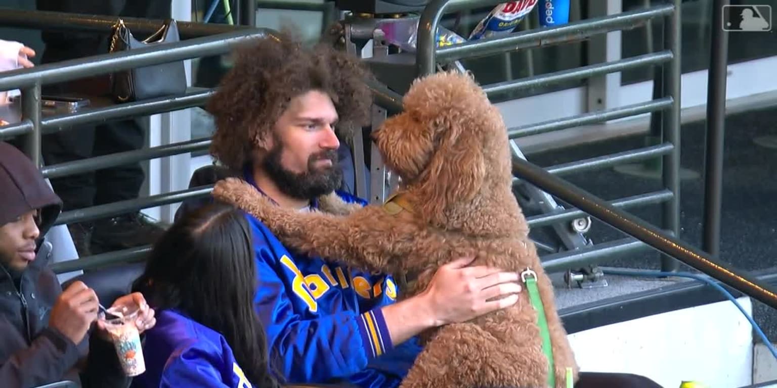 Cavs’ Lopez, goldendoodle enjoy Guards’ home opener