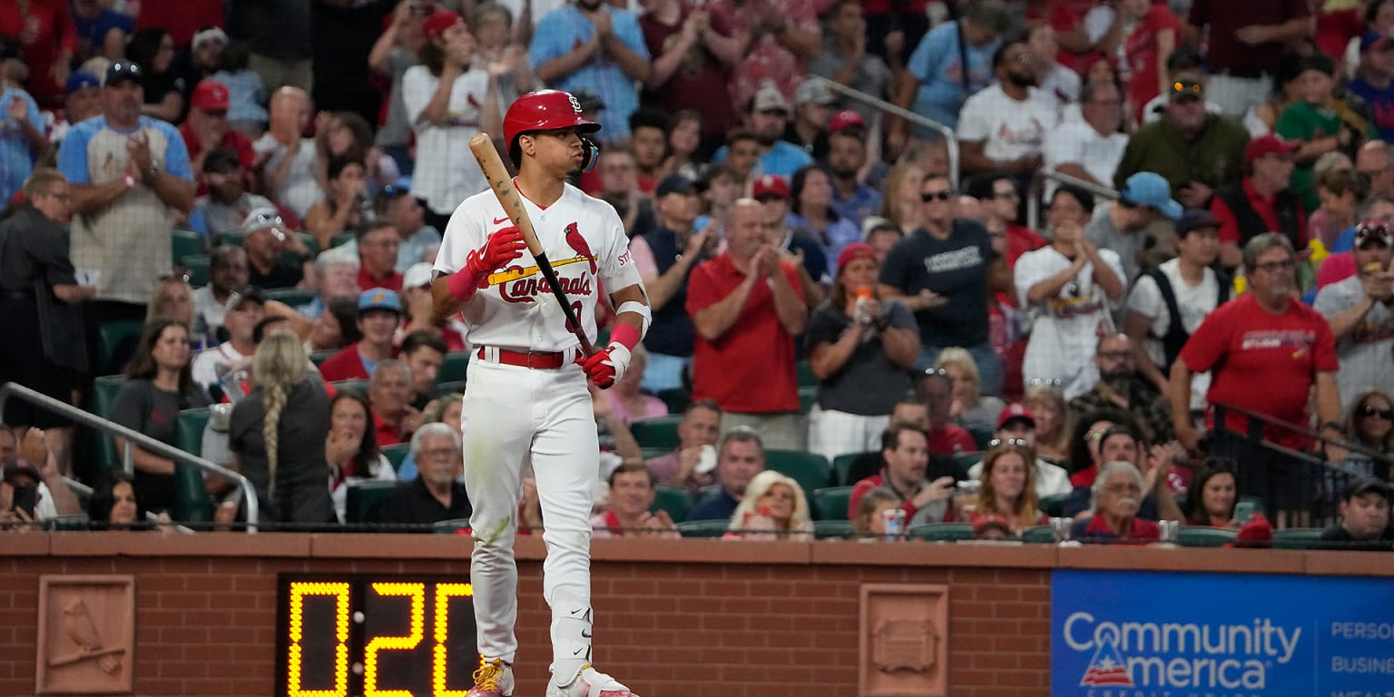 Pete Alonso throws Masyn Winn's first MLB hit ball into crowd