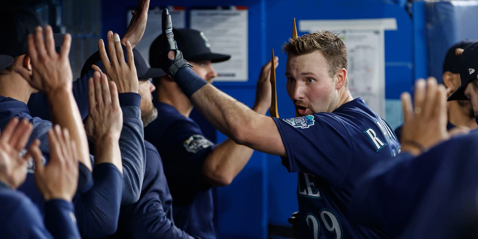 Cal Raleigh, J.P. Crawford lead Mariners' win vs. Blue Jays in extras