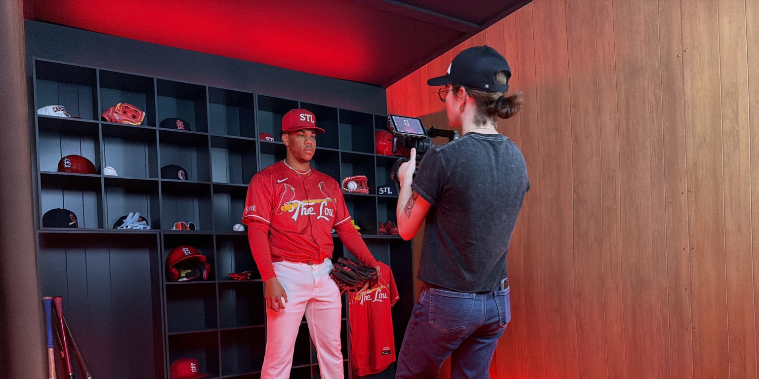 Cardinals players take over scoreboard set