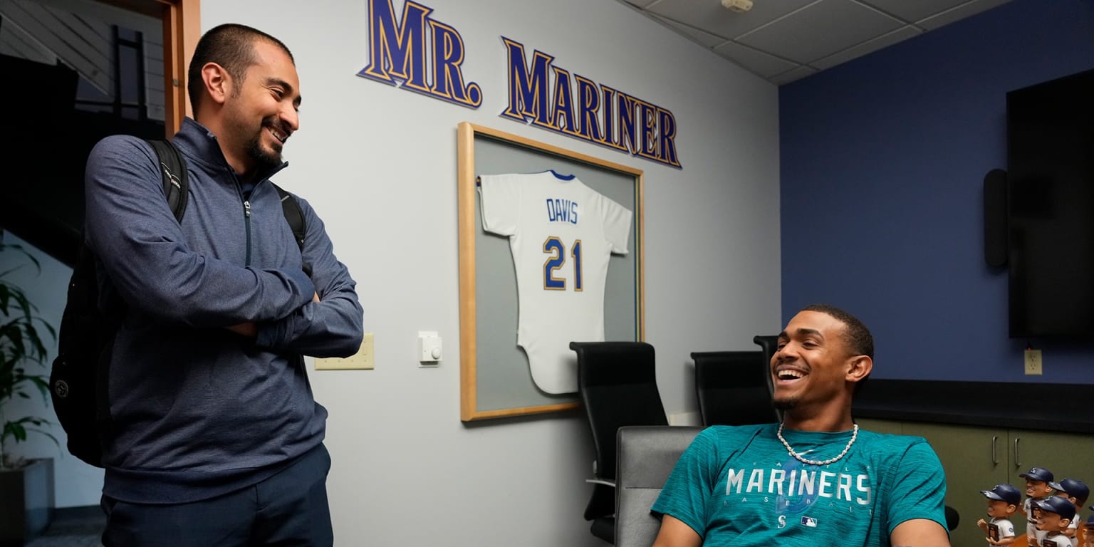 Mariners' Alex Mayer connecting with fans through stats