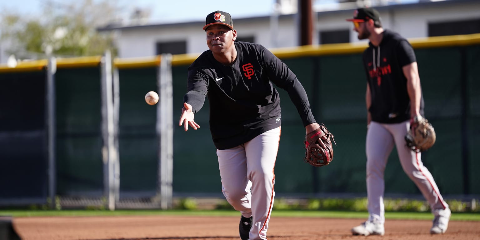 Devers settling in at first Giants camp with high hopes for '26