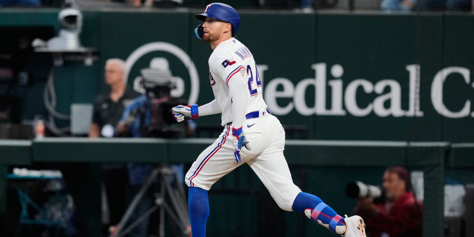 Nimmo exits with hamstring tightness, hopes to play Friday in Detroit