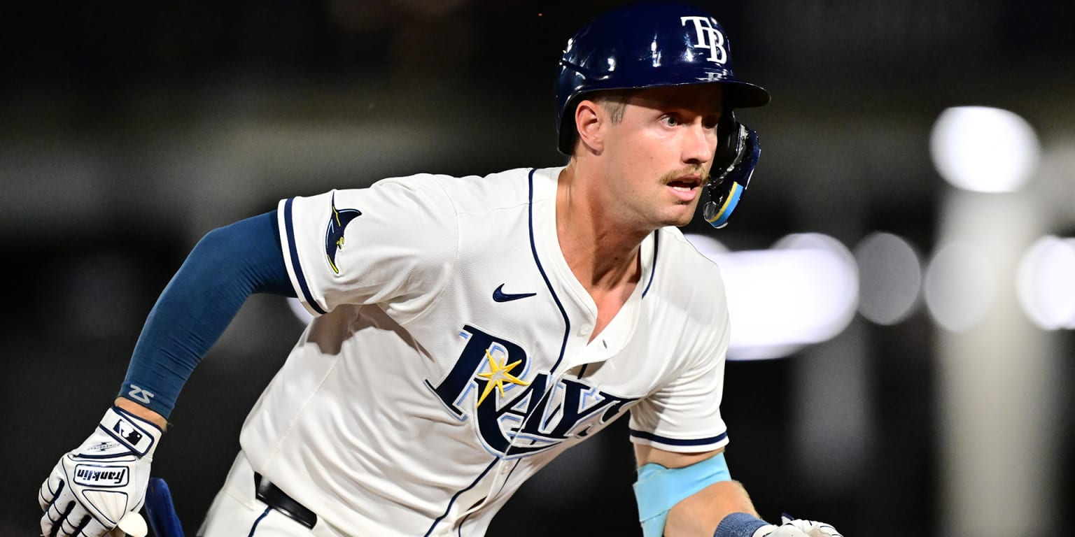 Jonny DeLuca placed on IL with right shoulder injury