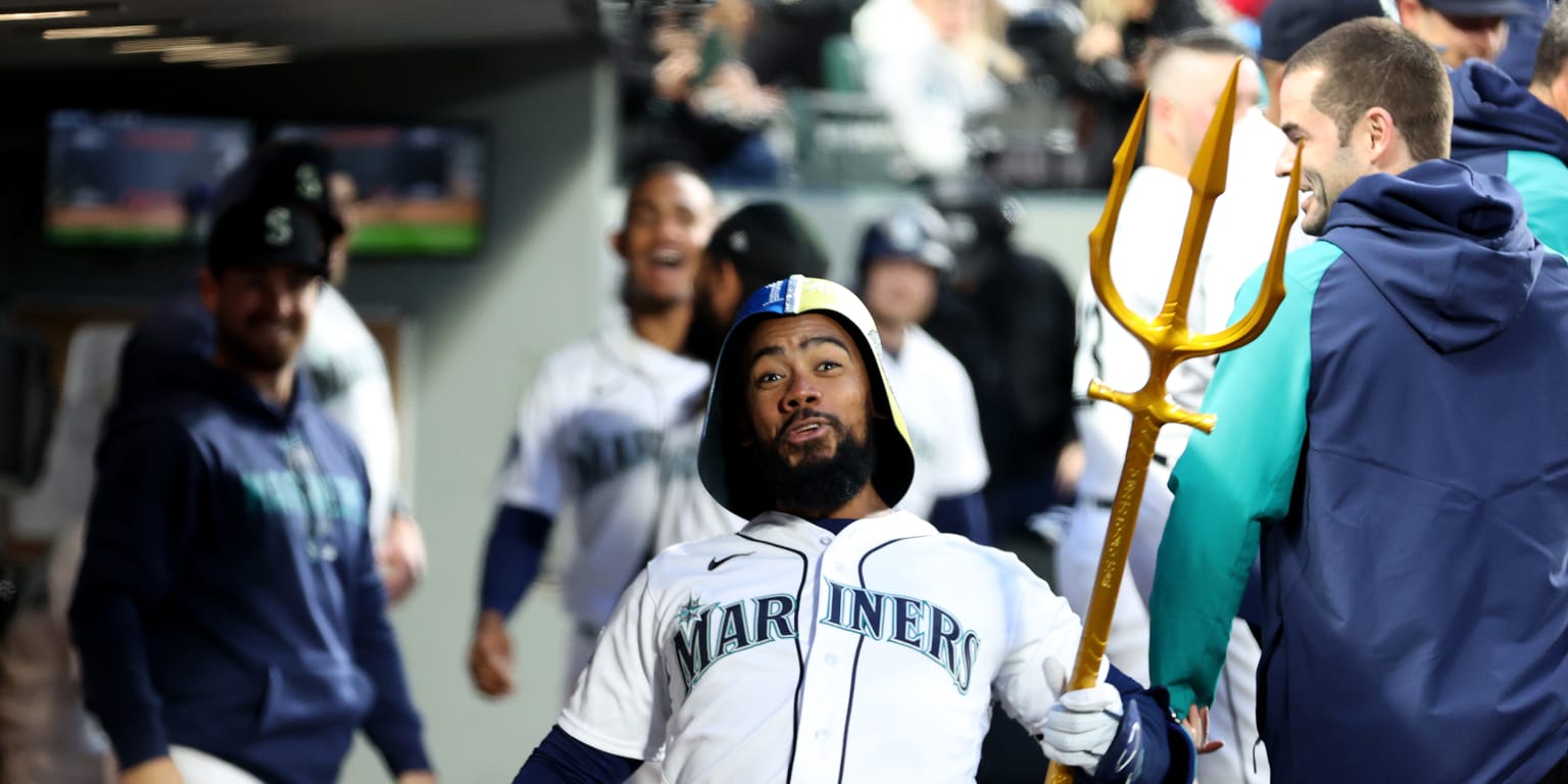 Teoscar Hernández's homer caps productive inning for Mariners