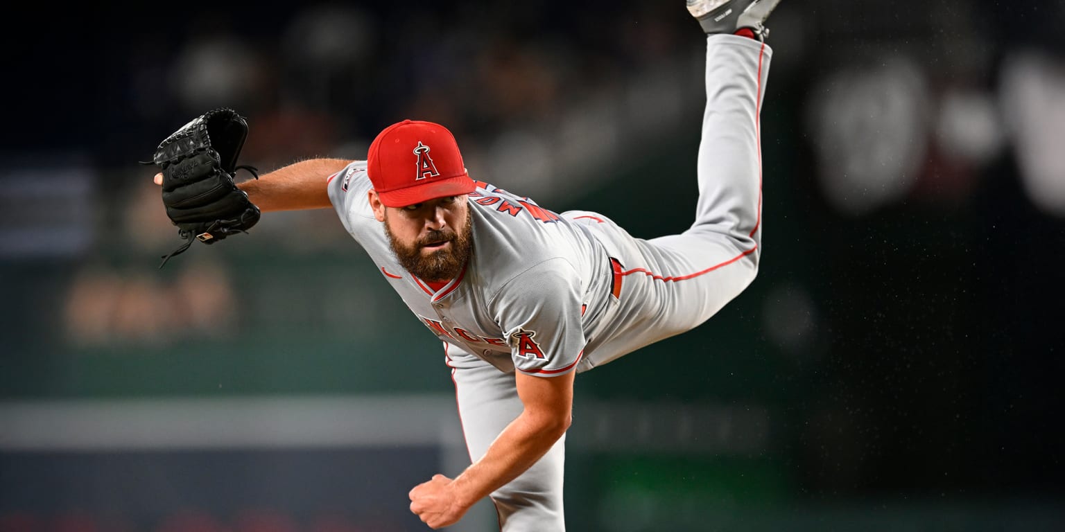Royals add to bullpen stock, sign lefty Moore to Minors deal
