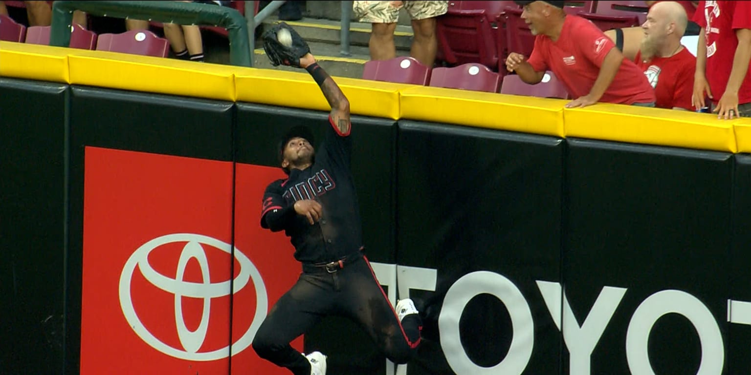 Myers fears no wall! Reds' CF robs another Brewers hitter with incredible catch