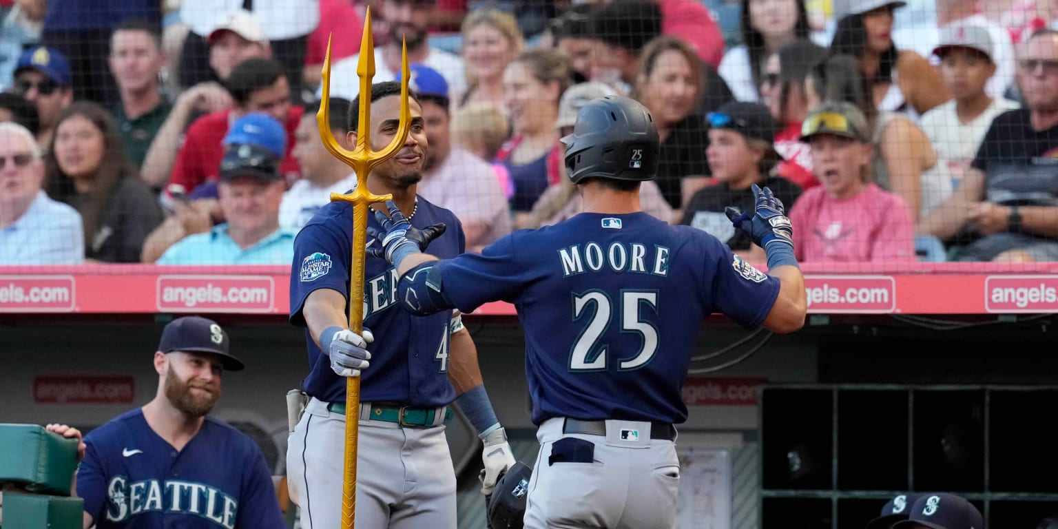 Seattle Mariners: What if the Cincinnati Reds want Dylan Moore?