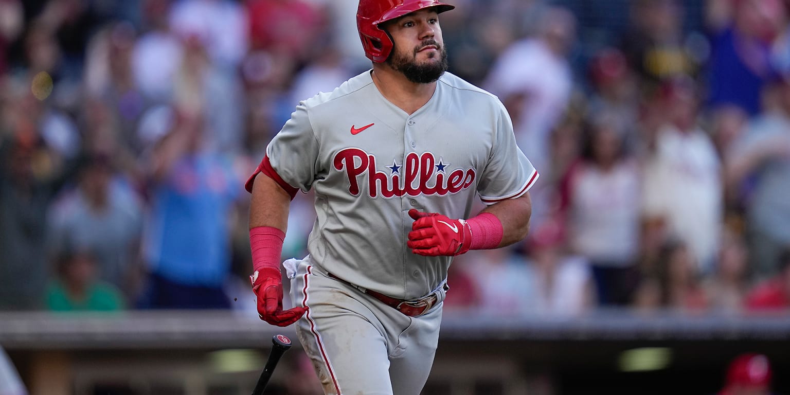Phillies bullpen holds it together late in win vs