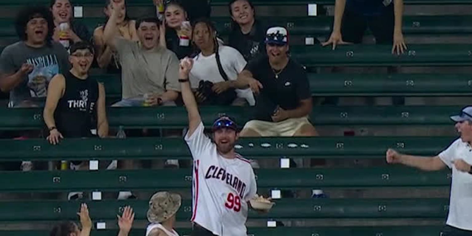 Tuesday's MLB: Mets fan makes HR catch with baby in hand; Reds