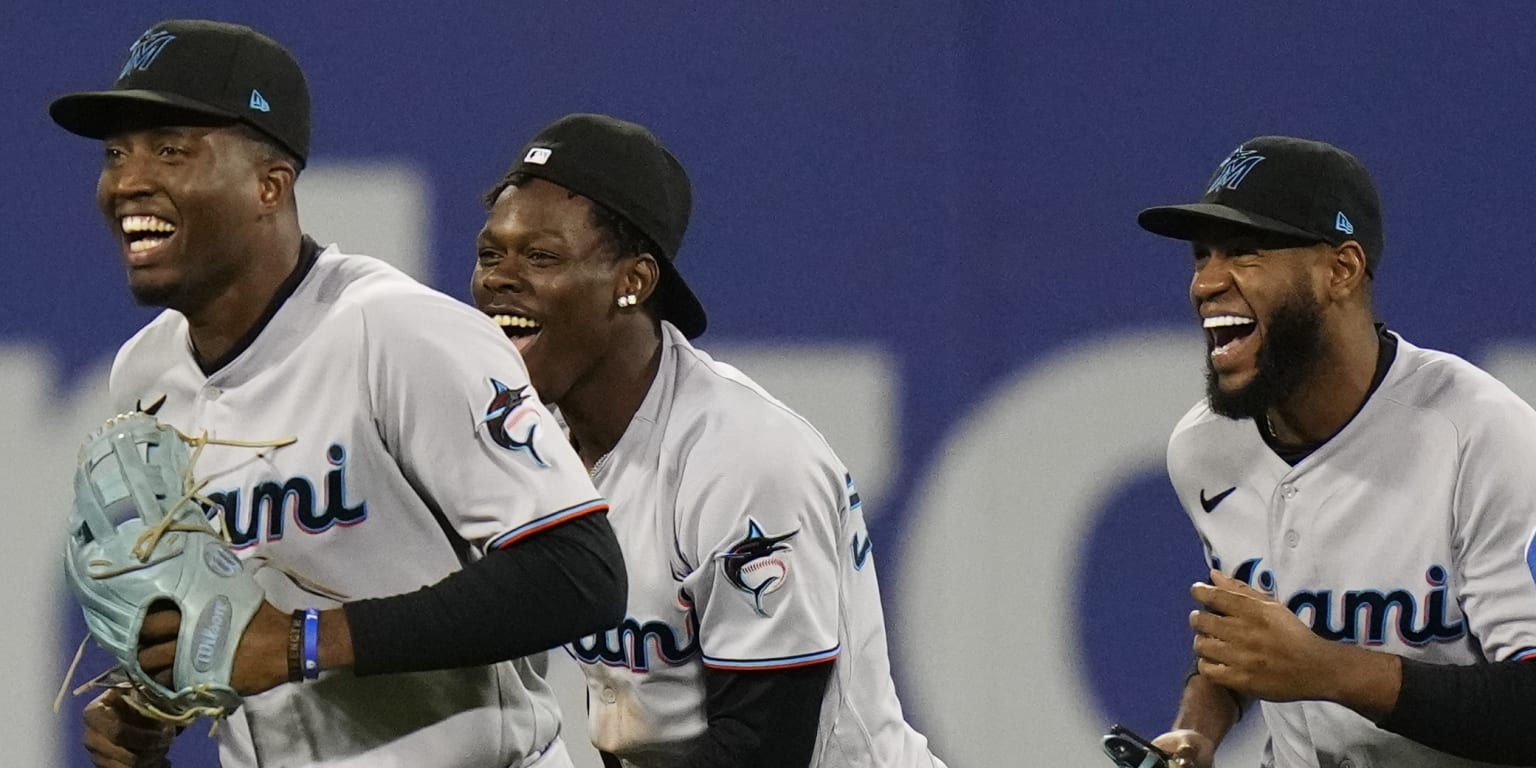 Marlins Split Doubleheader with Mets to Keep Wild Card Hopes Alive