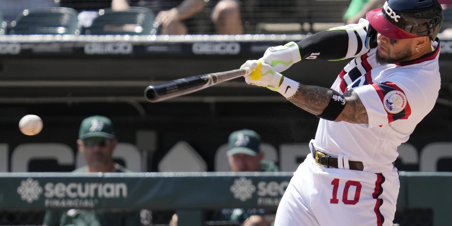 Mike Clevinger, Yoan Moncada lead White Sox past A's