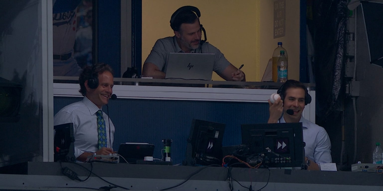 Foul ball landing in broadcast booth creates hilarious moment for ex-big leaguer