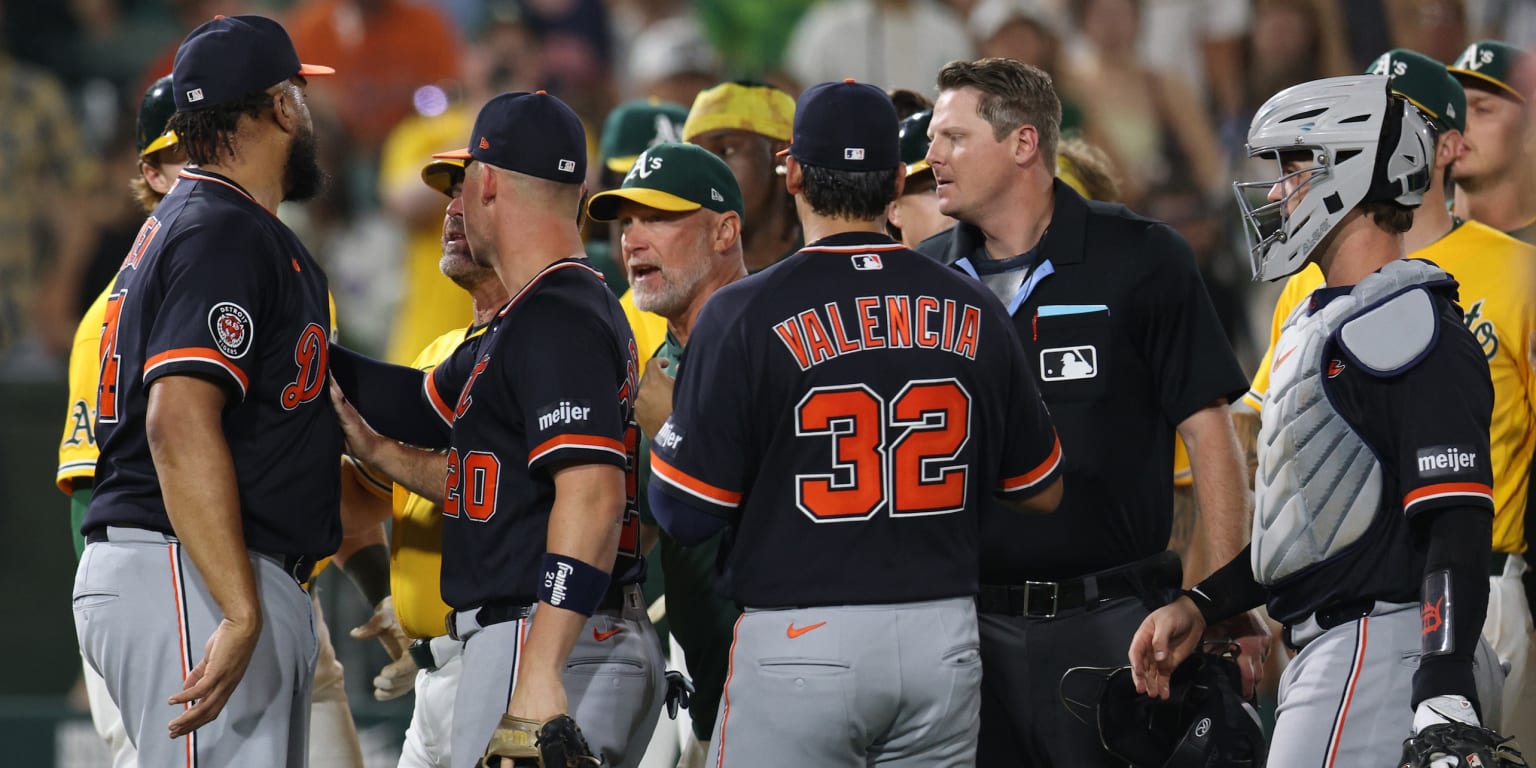 Benches clear at end of Tigers-A's game over bunt single