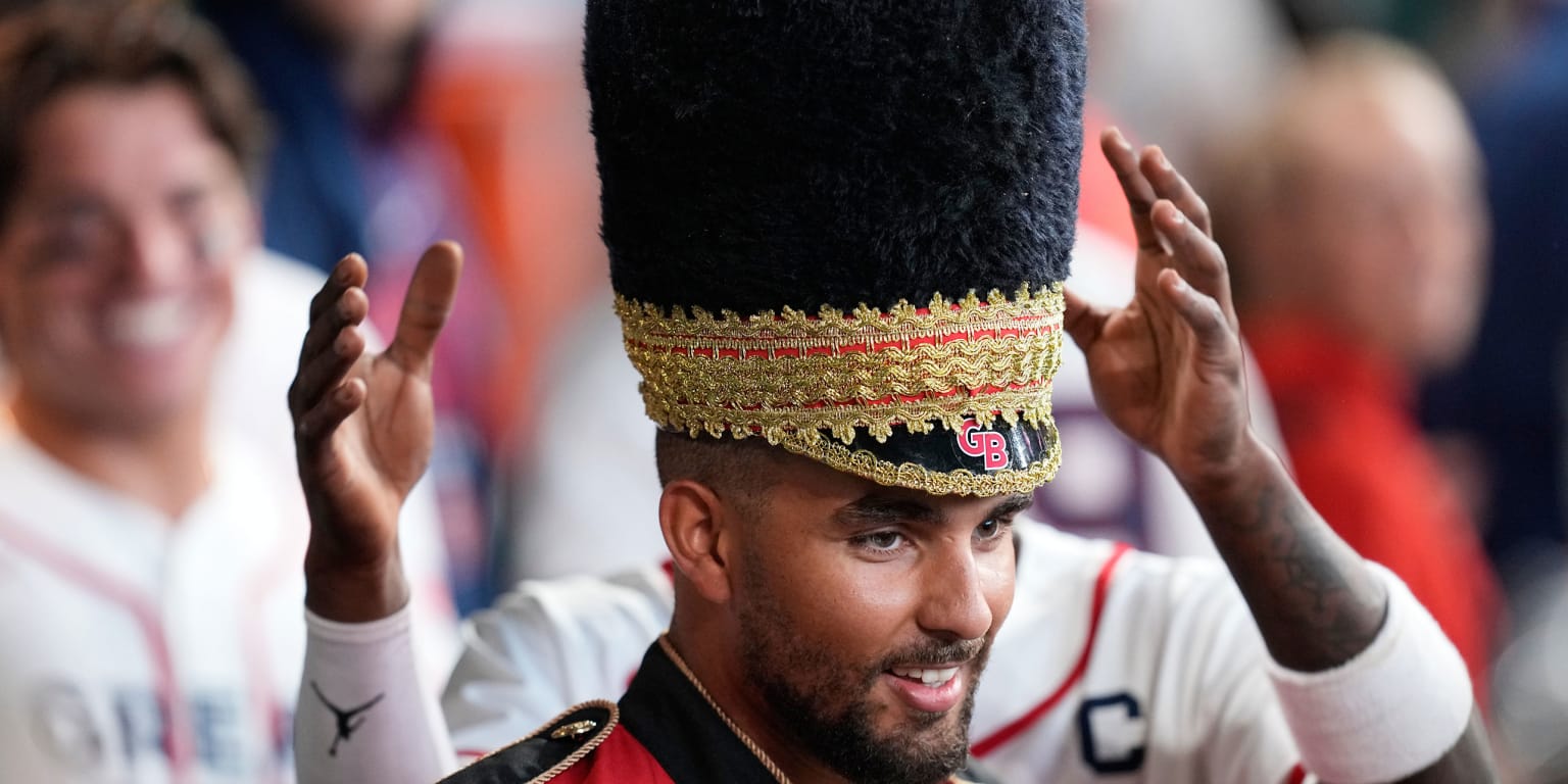 This home run celebration is fit for a king