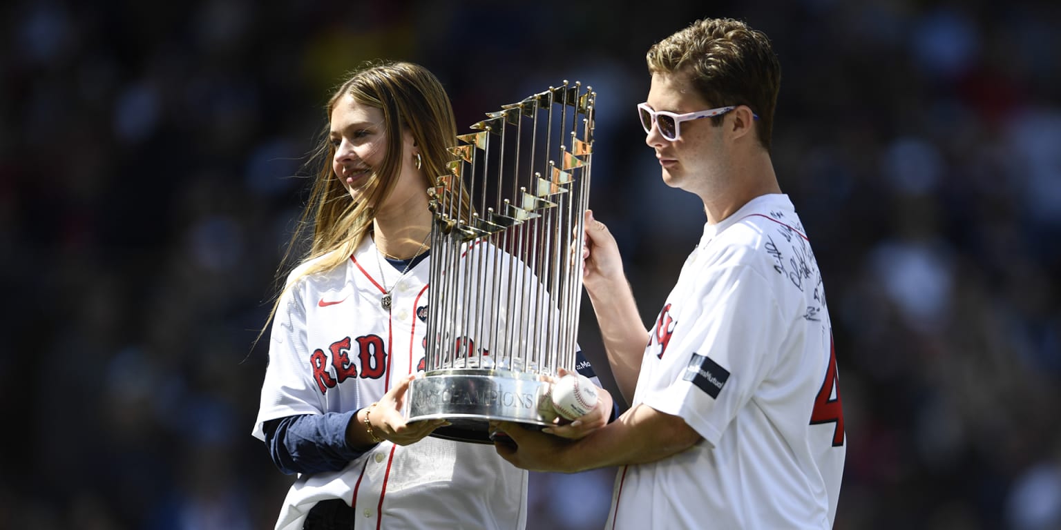 Tim Wakefield's daughter throws first pitch as 2004 Red Sox honored