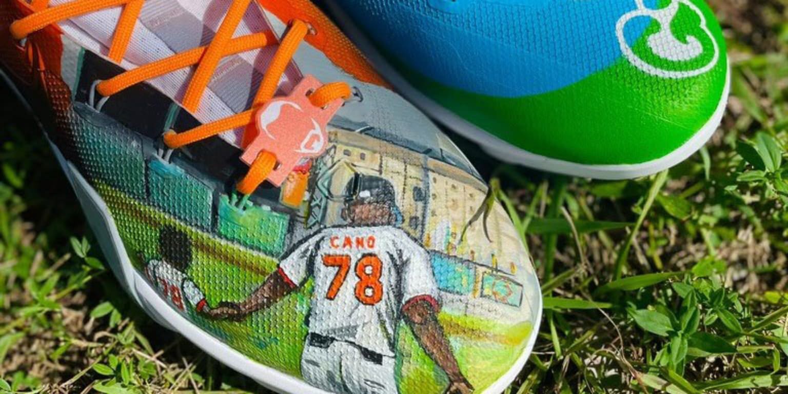 Yennier Cano wearing special cleats for MLB Players' Weekend