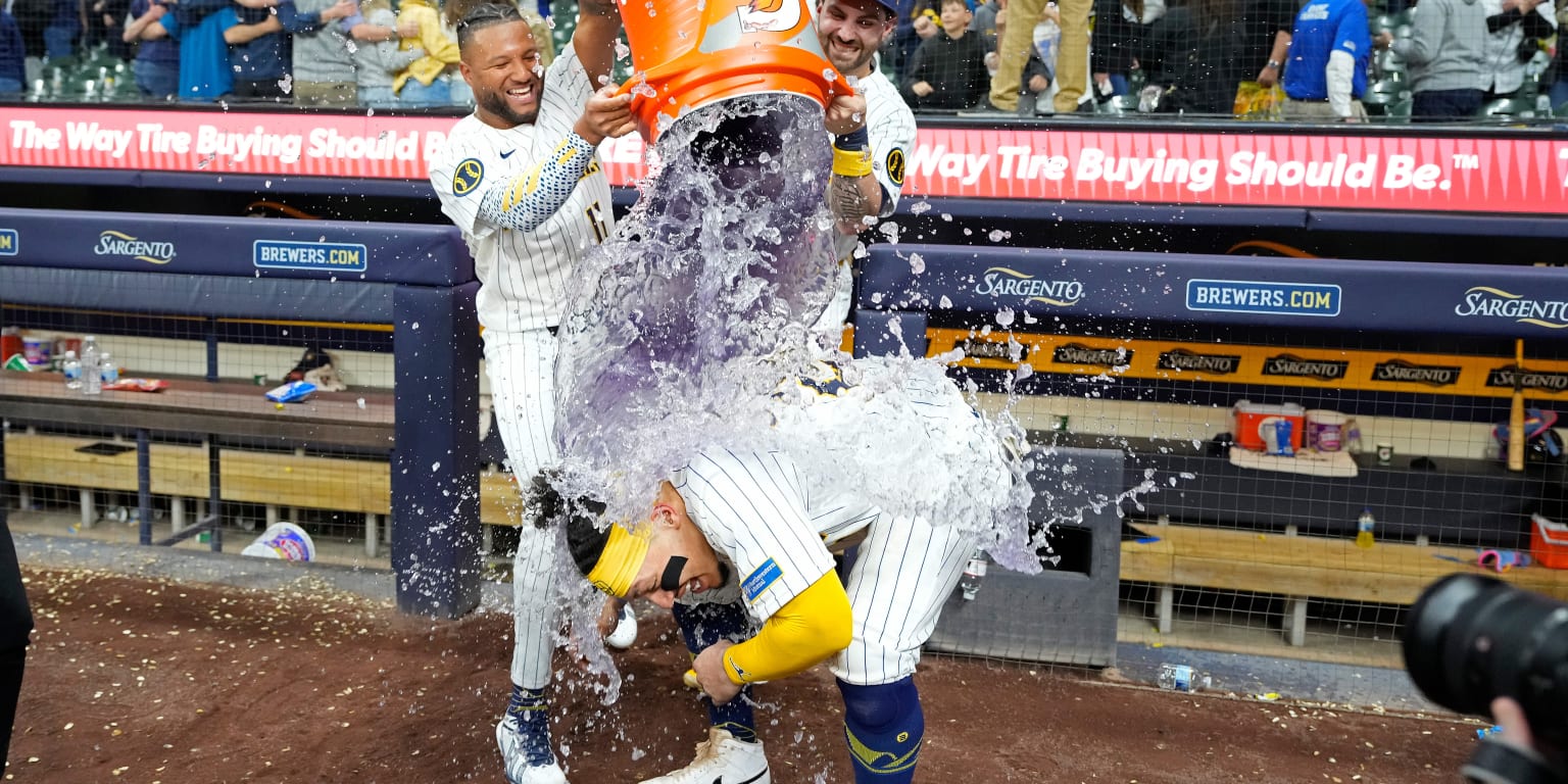 Contreras' sac fly, Yanks' blunder make Brewers walk-off winners for first time