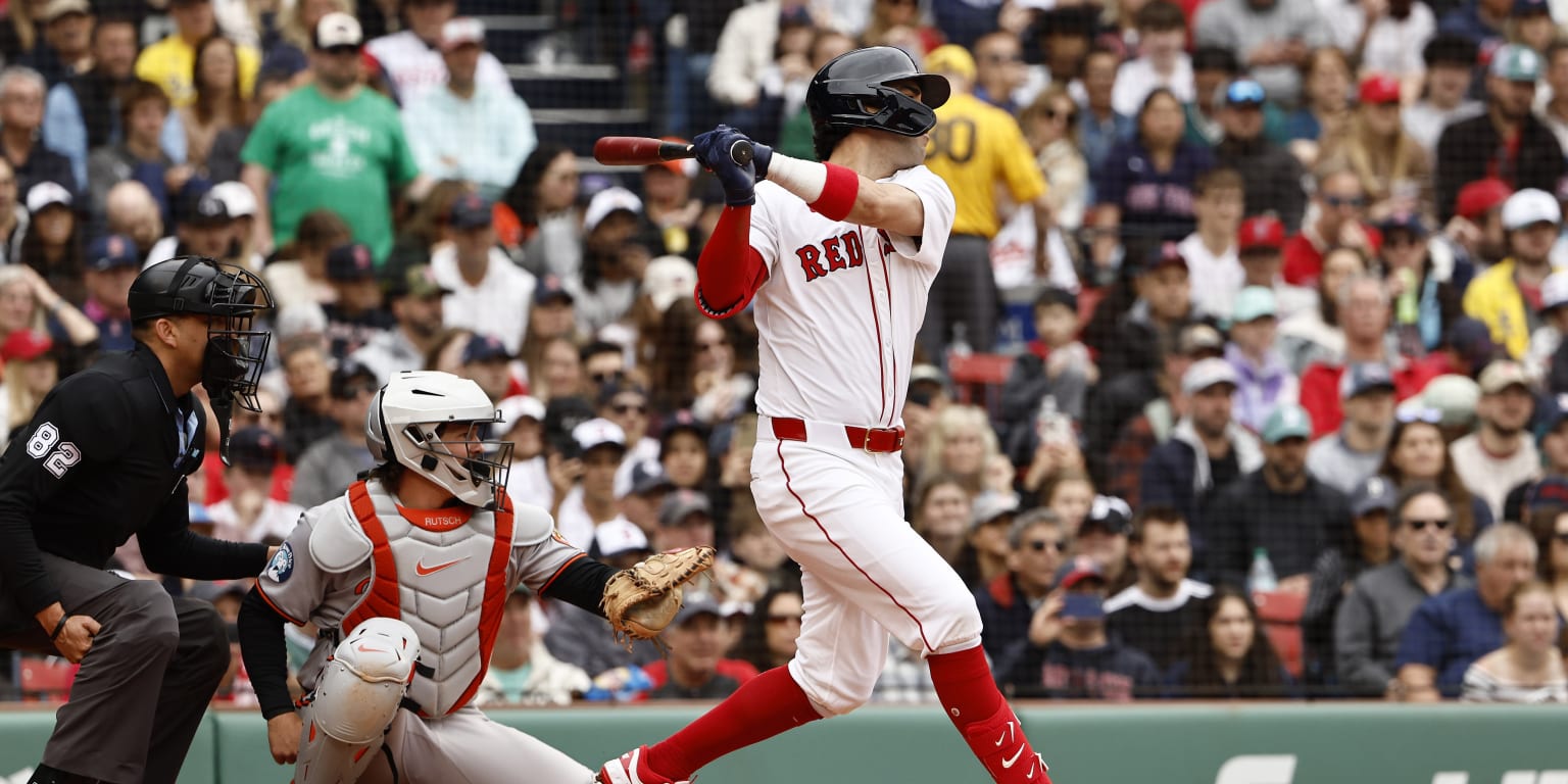 One day after debut, Mayer notches career hits 1 and 2 with family in stands