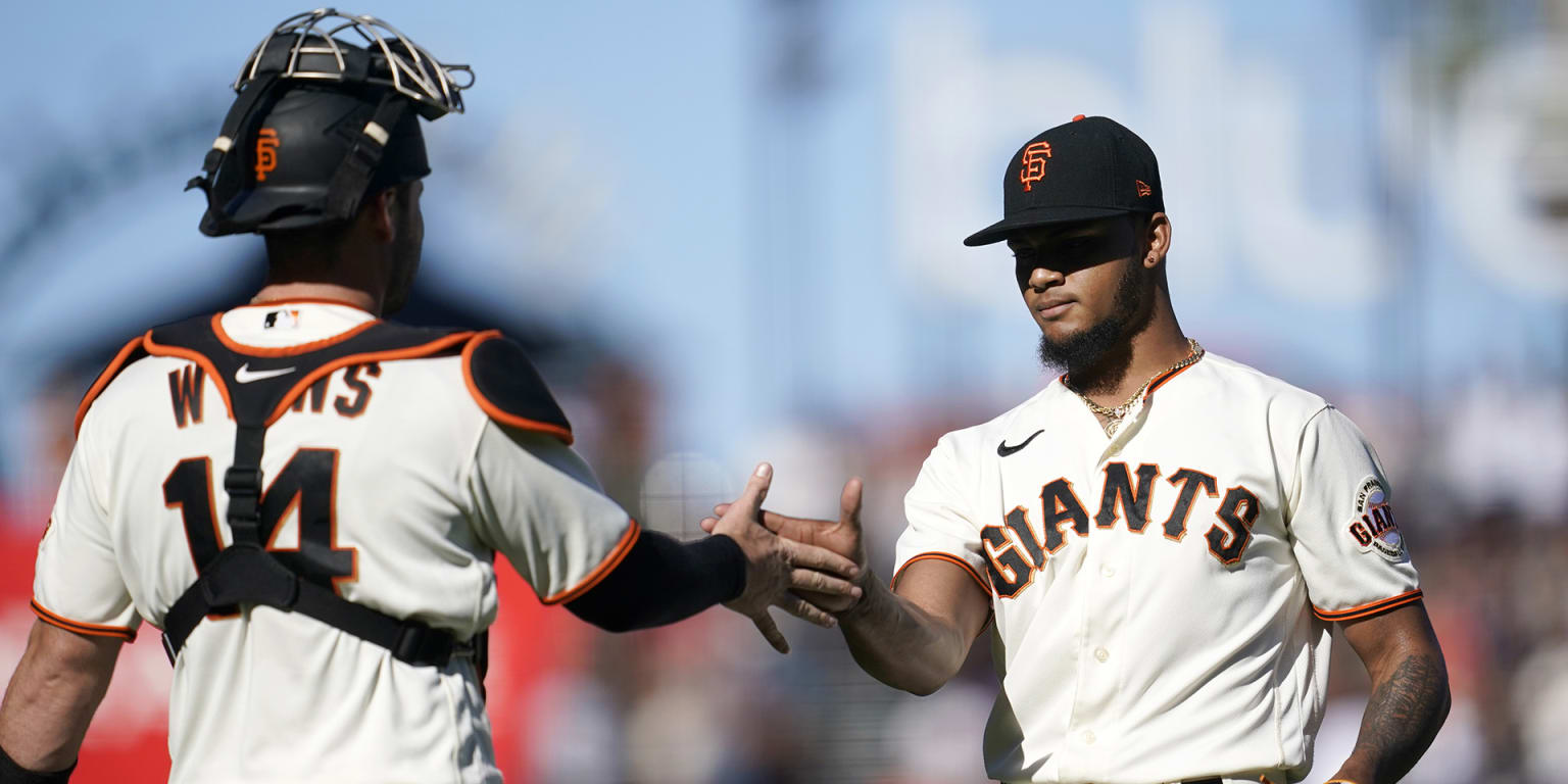 Giants use 23 players in win vs. Phillies