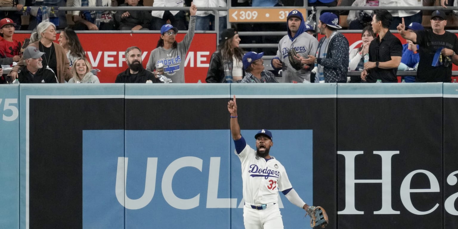 Gleyber settles for double after fan interferes in Game 1