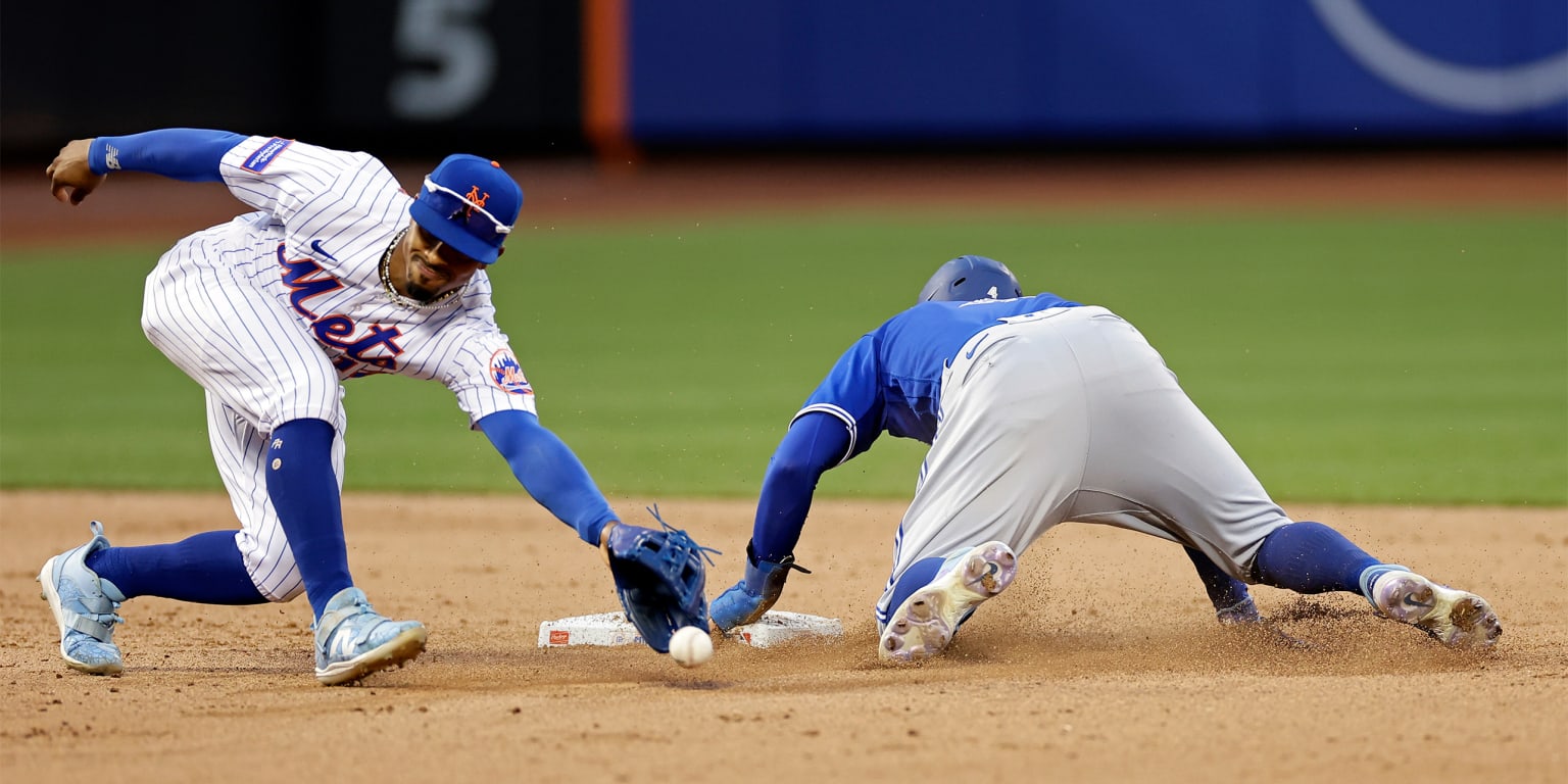 Buck Showalter drops ball by pitching to Vladimir Guerrero in big spot