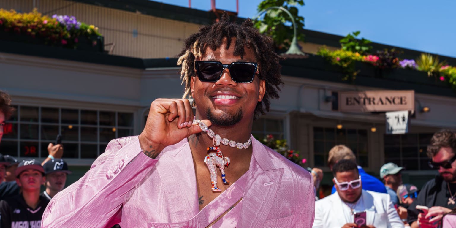 Ronald Acuña Jr., son wear chains of himself at All-Star Red Carpet