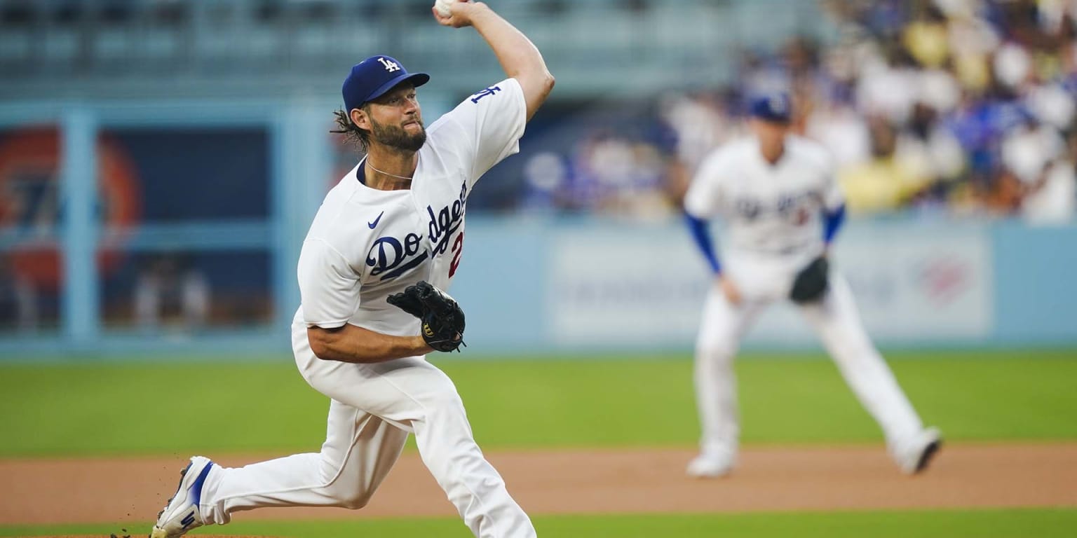 Dodgers' Clayton Kershaw will keep pitching through shoulder