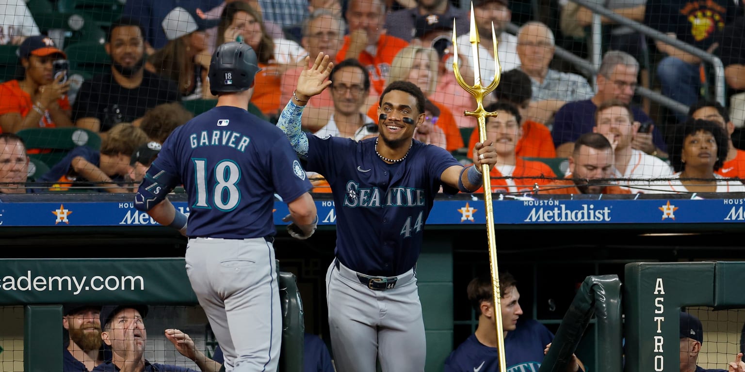 Mariners stay alive in AL Wild Card race with win