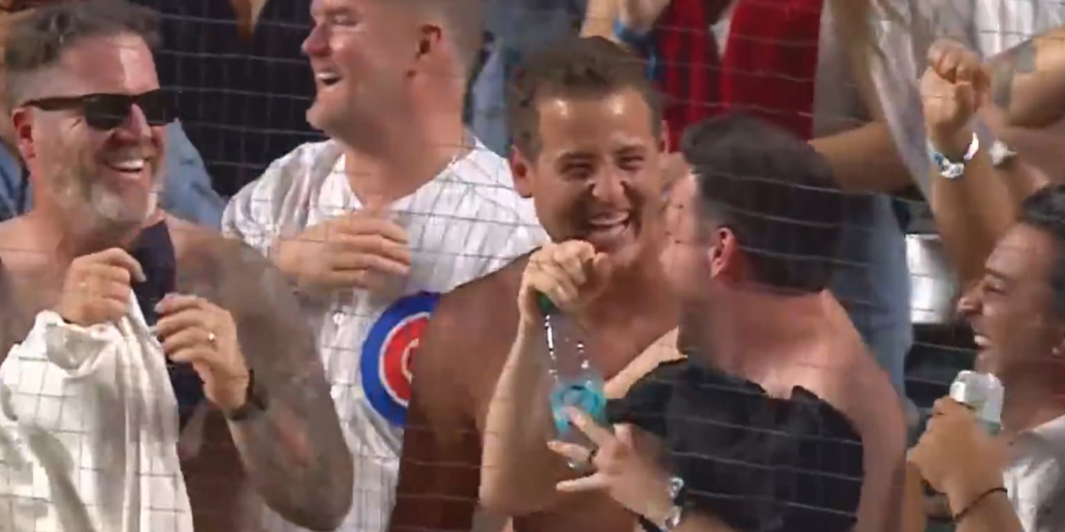 Anthony Rizzo joins Tarps Off crowd at Wrigley Field