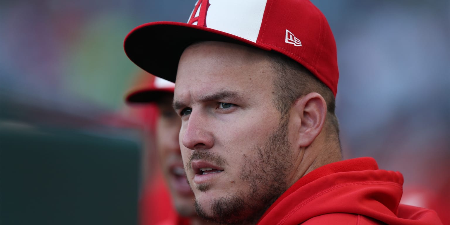 Mike Trout sufre un percance en la rodilla en su primer juego de