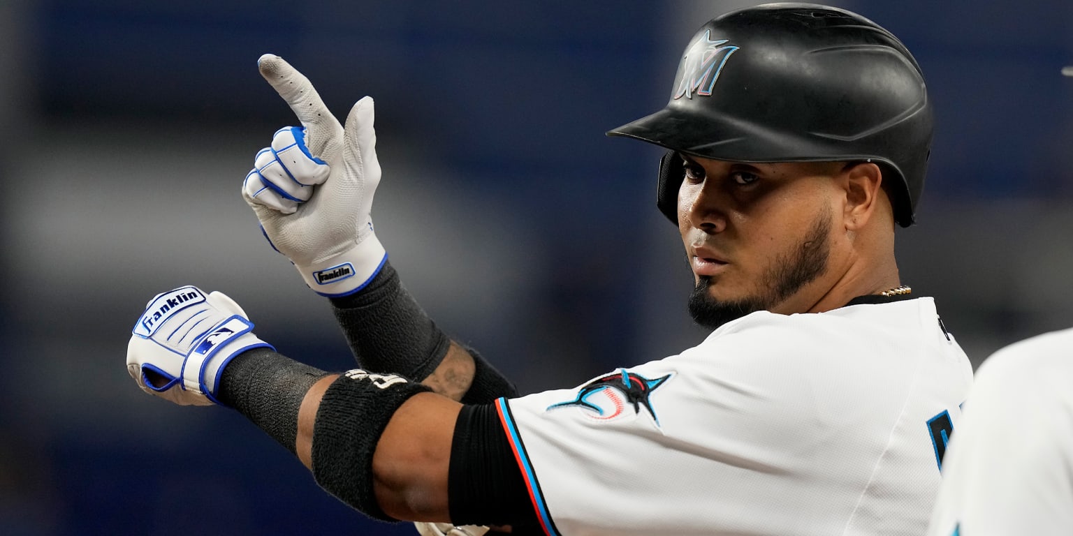 Arraez bumps average to .399 with 3-hit night in Marlins' win over
