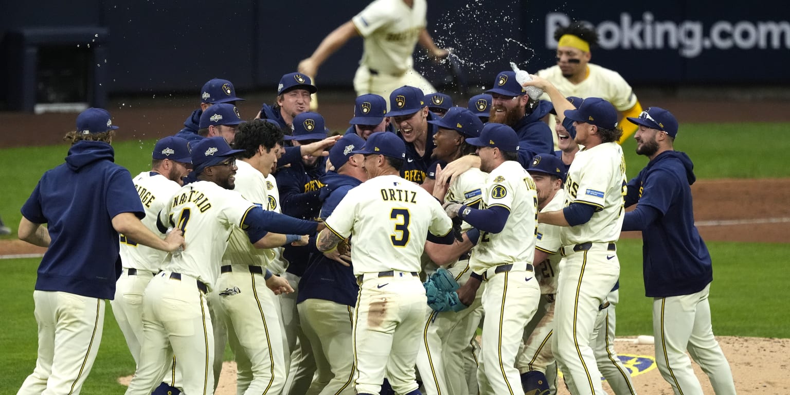 Brewers winning 2025 NLDS defeating the Chicago Cubs.