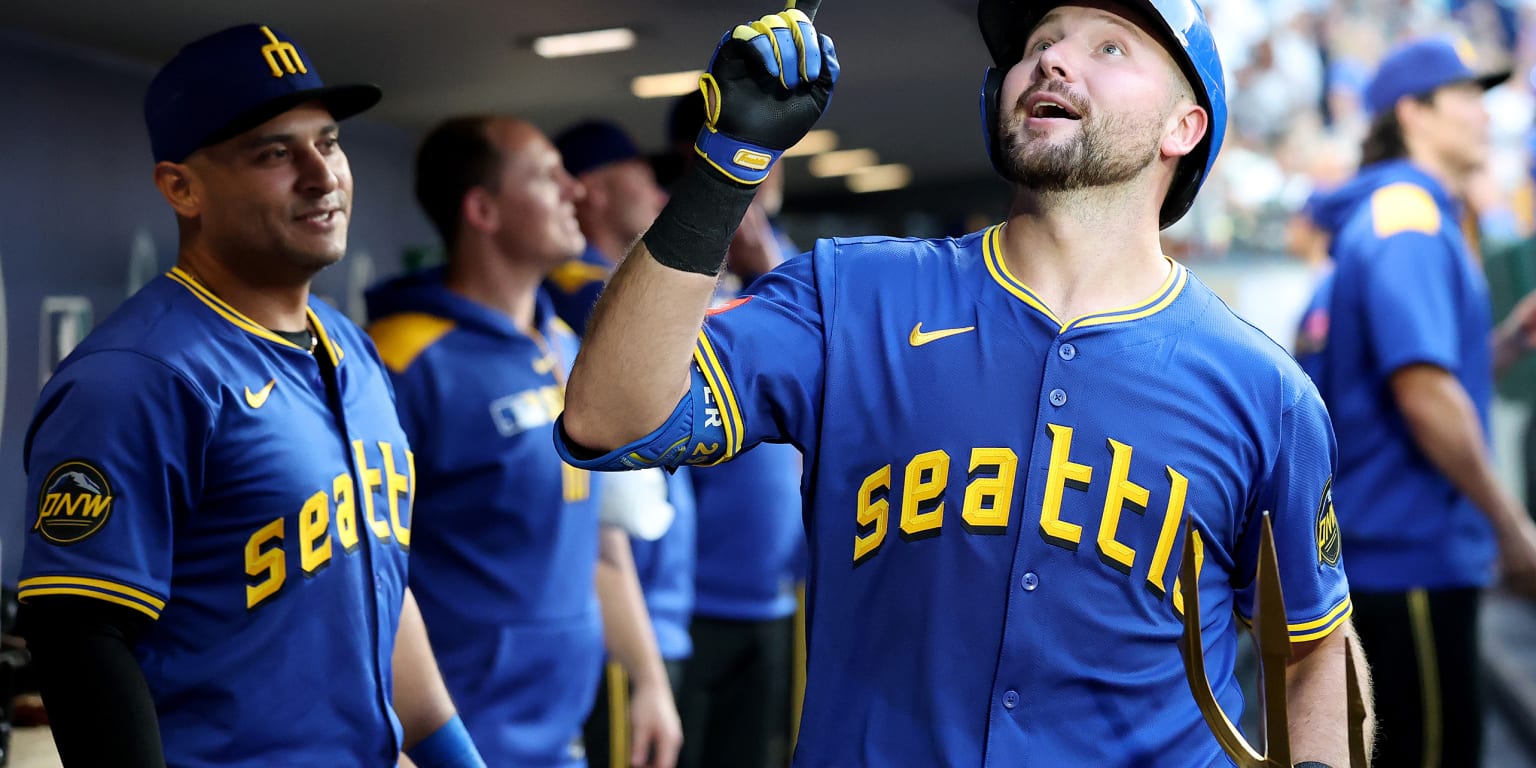 Cal Raleigh hits 42nd homer, breaks record for switch-hitter catchers