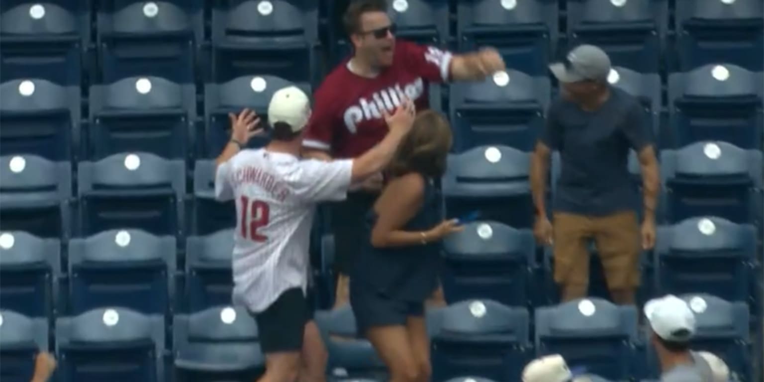 No glove needed: Fan makes barehanded catch on Schwarbomb No. 33