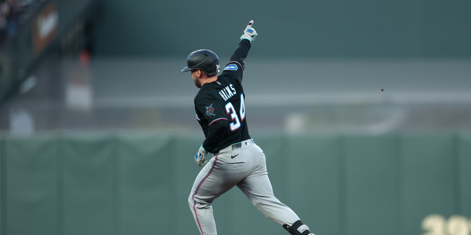 Marlins' bats break out in support of Alcantara to beat Giants