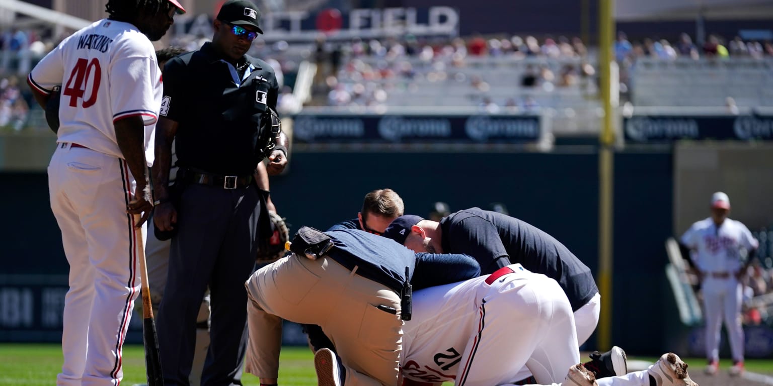 Kyle Farmer injury: Twins infielder leaves game after getting hit in the  face by a Lucas Giolito pitch 