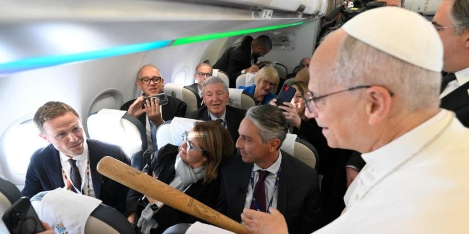 What to give the pope who has everything? A White Sox legend's bat, of course!