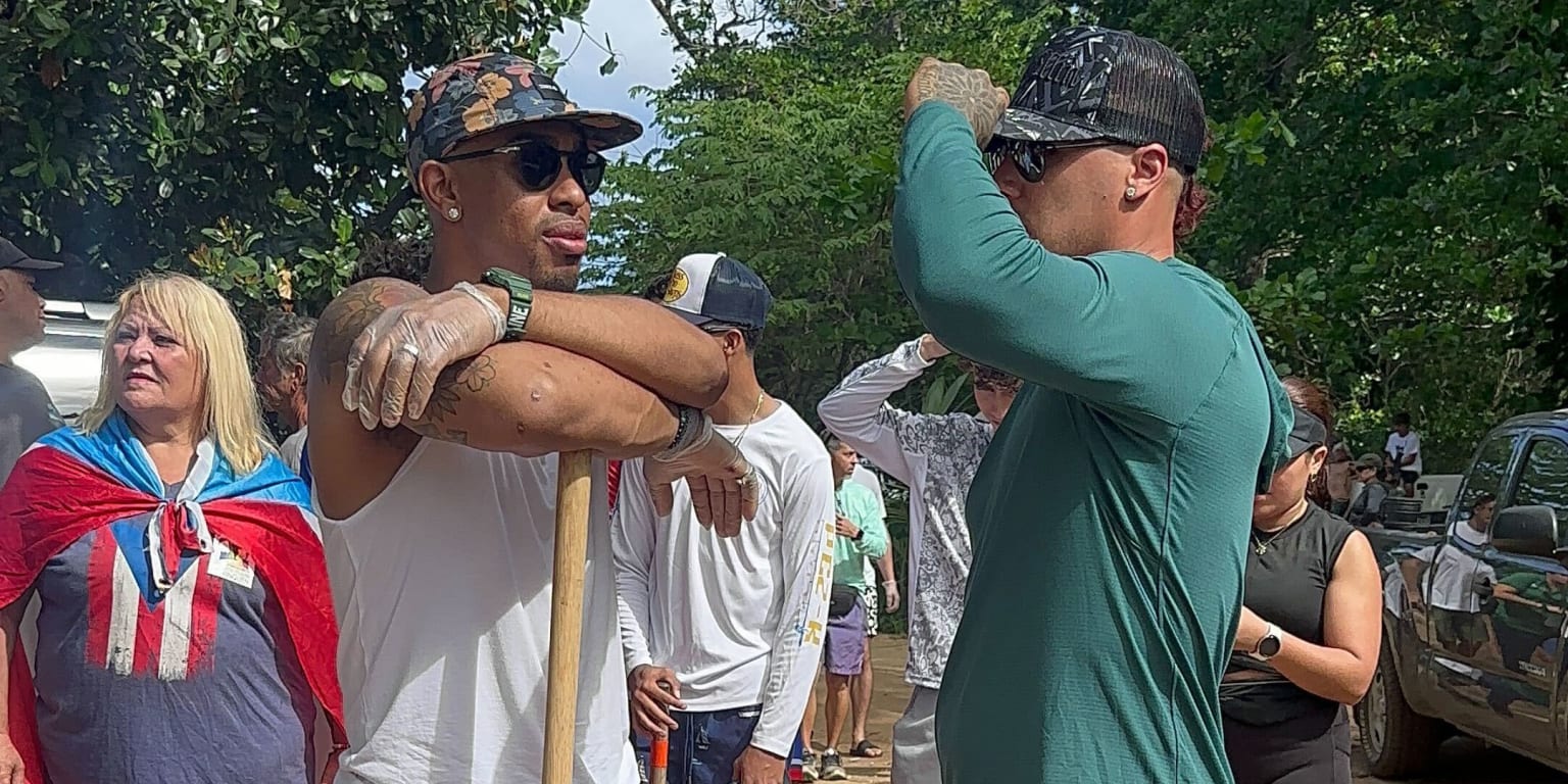 Francisco Lindor and his wife organize a beach clean-up in Puerto Rico