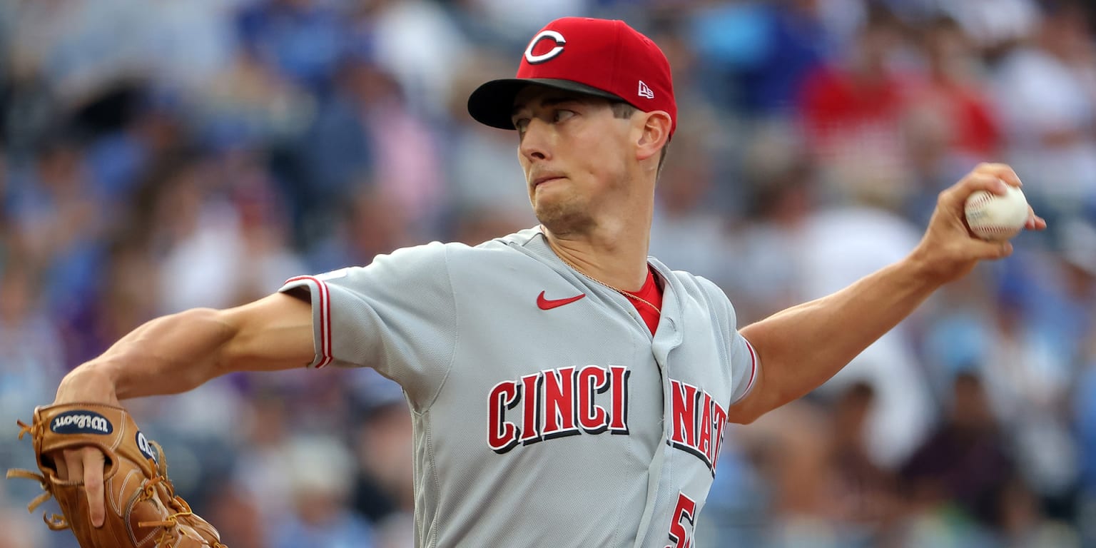 Reds hold off Royals, give Williamson first big-league win