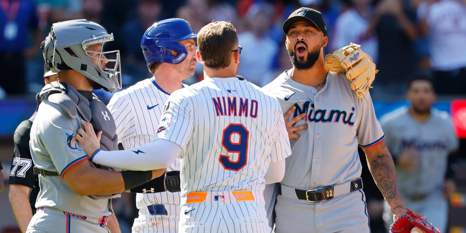 Benches clear after Sandy Alcantara hits Mark Vientos
