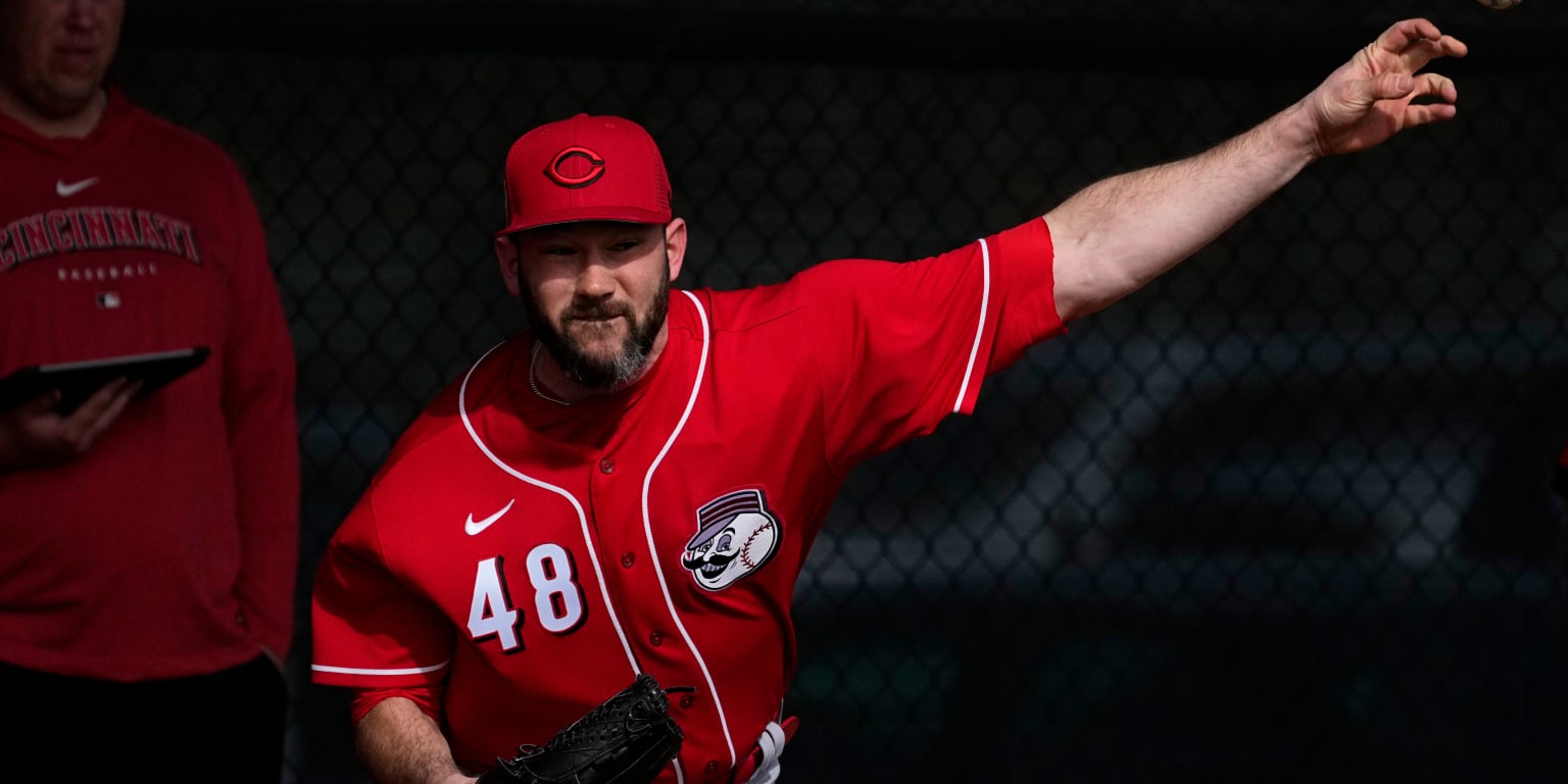 Alex Young aims to win job in Reds bullpen