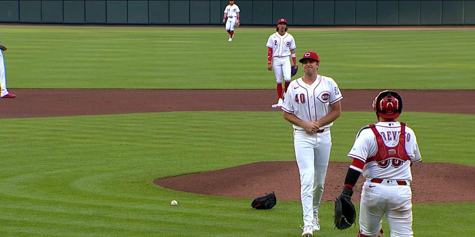 Lodolo battles through jam, exits after being hit by comebacker 
